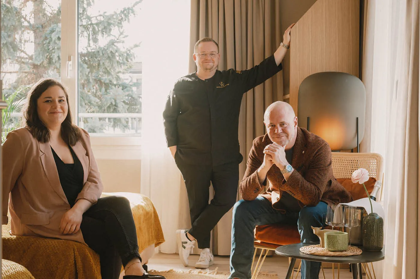 Familie Wiedmer · Anna-Larissa Wiedmer, Nicolai P. Wiedmer und Rainer P. Wiedmer in einem Hotelzimmer der Gruppe
